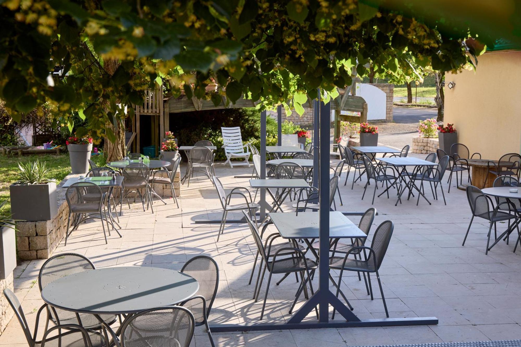 Hotel-Restaurant Le Calice Du Gevaudan - A75 Banassac Exterior foto