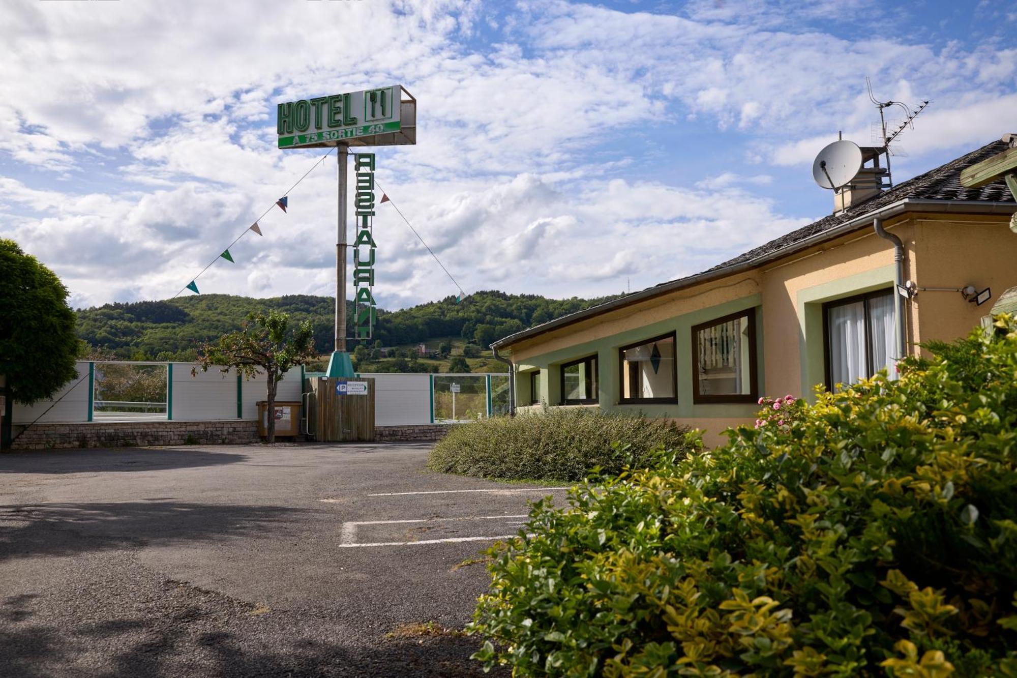 Hotel-Restaurant Le Calice Du Gevaudan - A75 Banassac Exterior foto