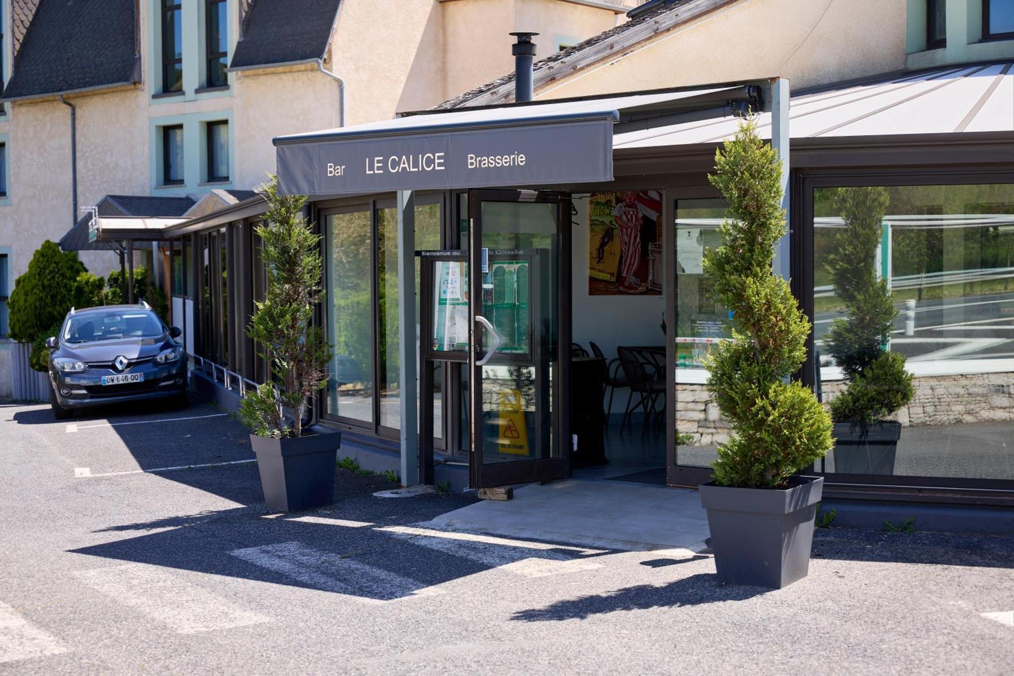 Hotel-Restaurant Le Calice Du Gevaudan - A75 Banassac Exterior foto